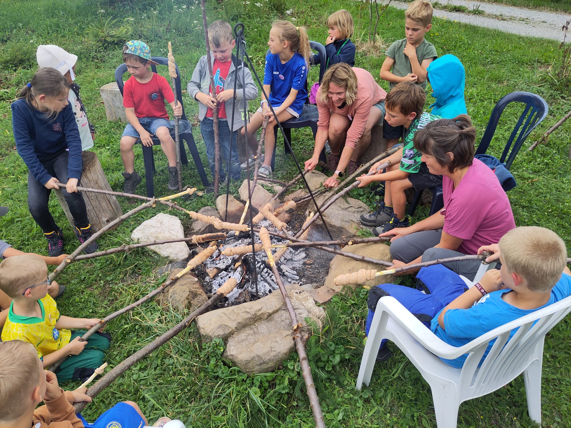 Kinder im Garten 2025