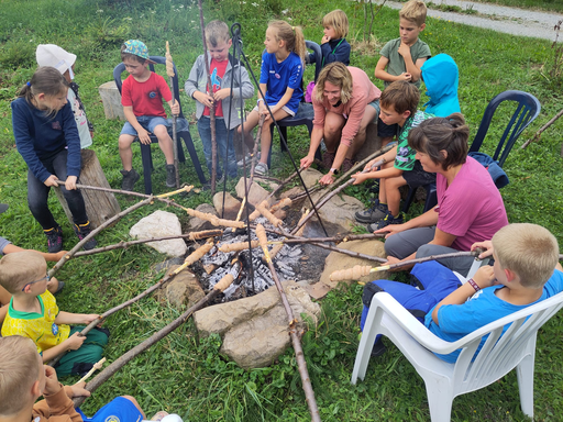Kinder im Garten 2025
